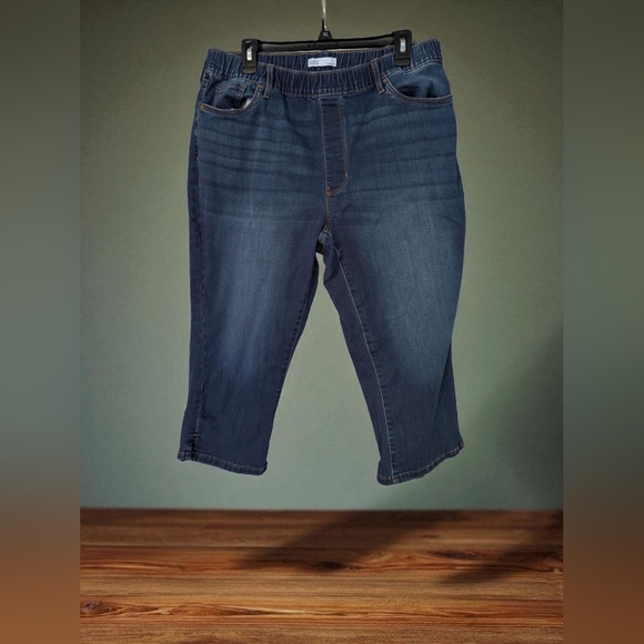 Croft & Barrow Women's Modern Pull On Denim Capri Pants  Size Large (EUC) - Picture 1 of 7
